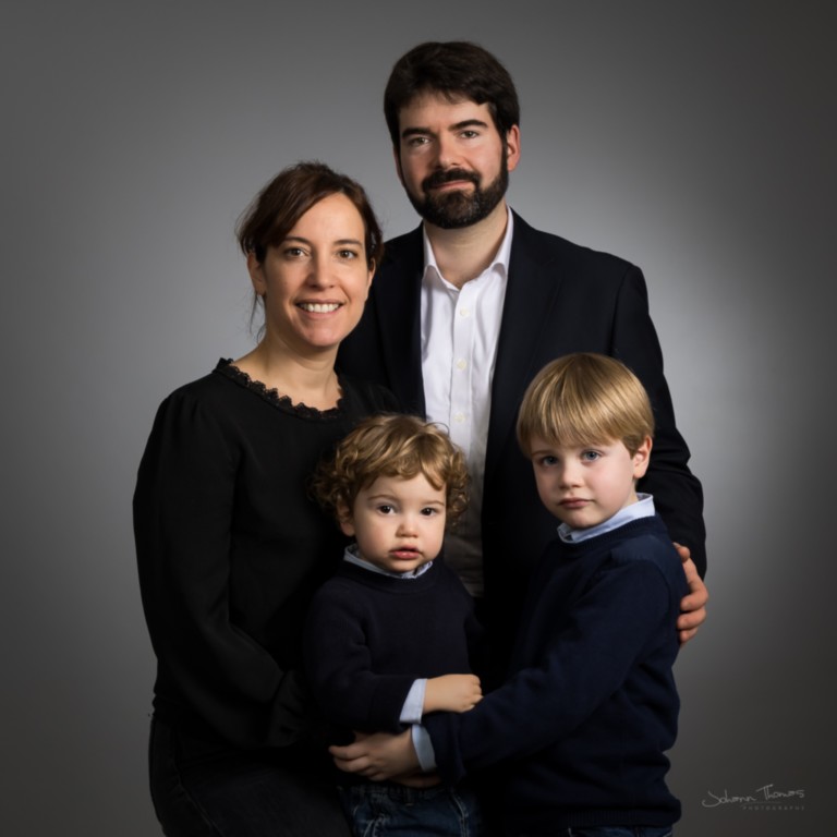 Portrait de famille élégant en studio